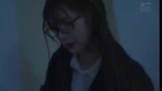 女子跪求男子还钱为父亲治病女友试衣间镜子前给我口